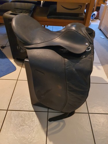 Treeless dressage saddle - saddle, with