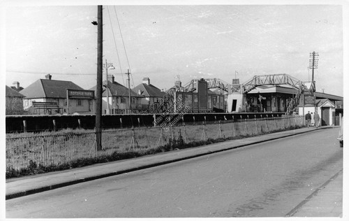 Motspur park train station - park,