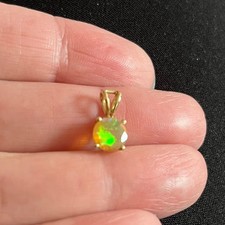 9ct yellow gold solitaire Opal pendant BNWT
