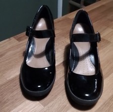 CLARKS ACTIVE AIR Black Patent Leather Shoes. Size 5.5. In Great Used Condition