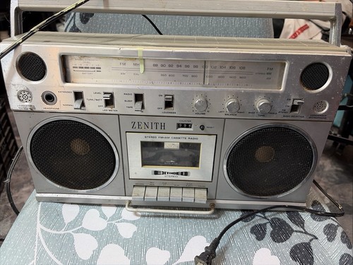 Vtg zenith model r98 fm - model,