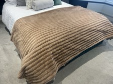 Faux fur throw 220x220cm