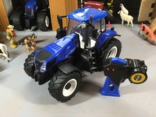 Maisto 1:16 R/C New Holland T8.435 Genesis Tractor.
