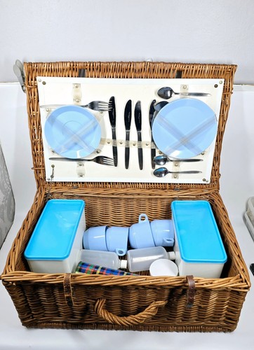 Vintage person picnic - 4, hamper