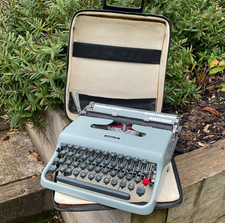 Vintage OLIVETTI LETTERA 22 Typewriter Case Desktop