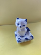 DELFT Porcelain KITTY CAT Sitting On A Pillow Figurine Handpainted Blue&White