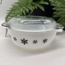 Vintage Small 9” Pyrex J&J