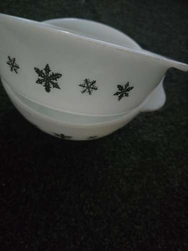 Pyrex snowflake dishes 17cm - pyrex,