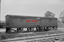 PHOTO  OLD CARRIAGE ON STILTS