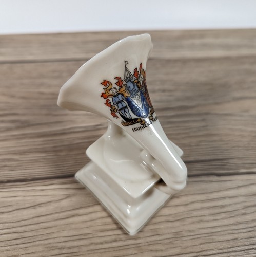 Willow crested china horn - crested,