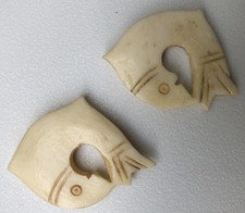 2 Fish Beads Carved Natural