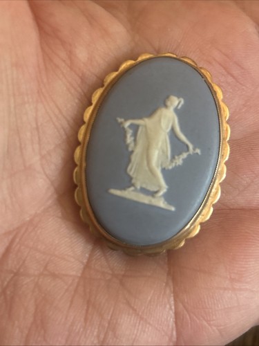 9ct gold brooch 1966 wedgwood - brooch,