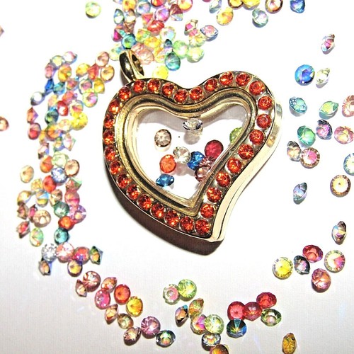Floating living memory pendant