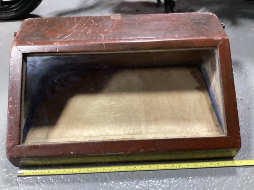 Large display case - on,