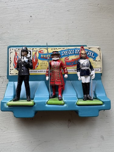 Britains lead soldiers police - soldiers,
