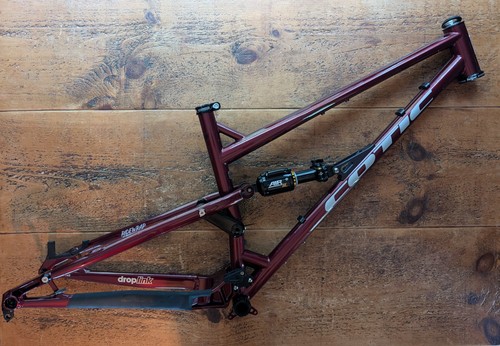 Cotic jeht gen - c3, crimson
