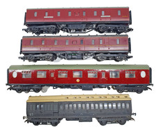 4 x Mixed Model Railway Coaches 2x Triang & 2 x Mainline OO Gauge Good Runner