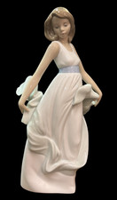 Lovely Nao by Lladro Walking on Air Porcelain Figurine No 1343 Unboxed SU587