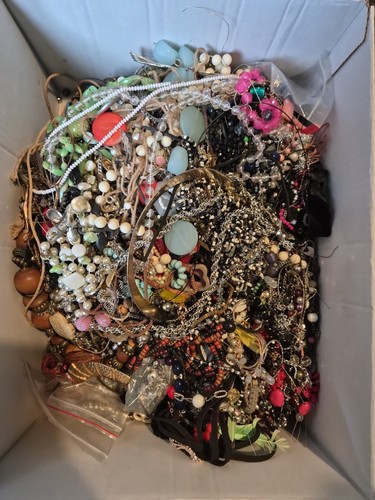 8kg costume jewellery - 8kg, job