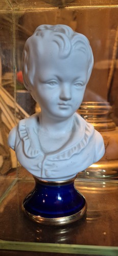 Bust child biscuit - of,