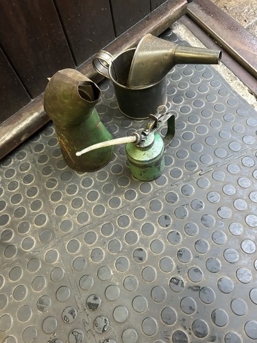 Quart oil cans - quart, size