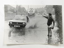 Jogger Splashed By LMV 30W Car Flood West Wickham Kent 1981 VTG Press Photo