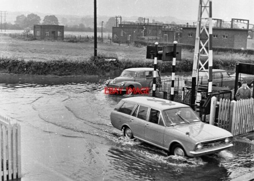Photo cars crossing - crossing, flooded