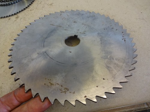 Slitting saw blade horizontal