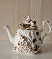 Extremely Rare Decorative Royal Albert  Old Country Roses Earthenware Teapot.