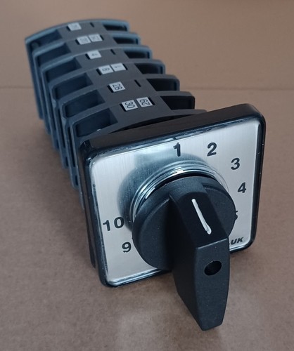 Position three pole voltage - three,
