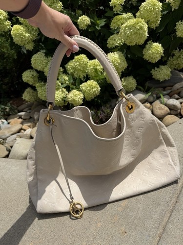 Authentic louis vuitton - louis, artsy