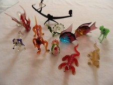 A SELECTION OF 11 MINIATURE GLASS ANIMALS INCLUDING A GONDALA