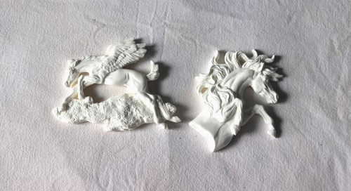 Model horse medallion lot 2 - horse,