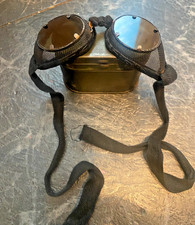 WW2 ERA MESH SNOW GOGGLES WITH MILITARY STYLE GREEN TIN, ENG? GERMAN? AMERICAN?