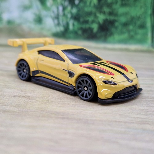 Hot wheels aston martin - hot,