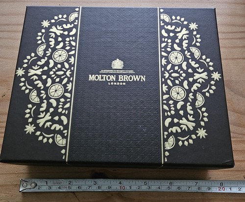 Molton brown box - brown,