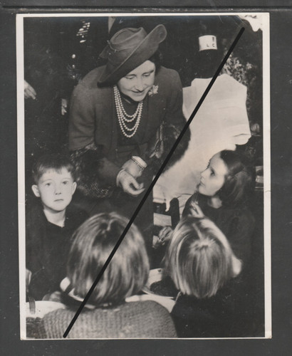 Photograph ww2 queen - photograph,