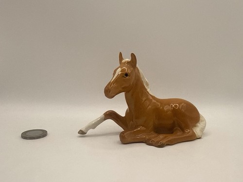 Beswick palomino foal - beswick, lying