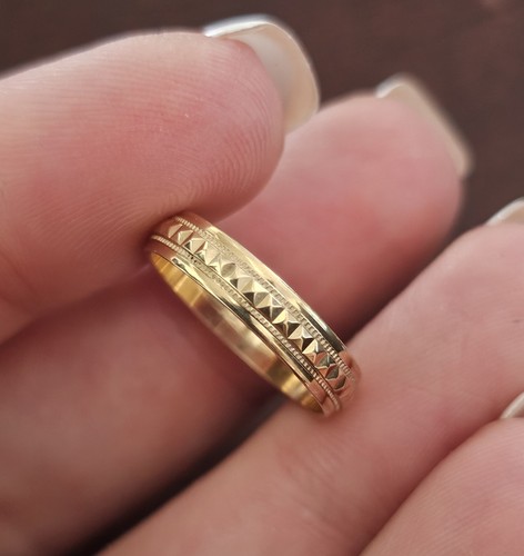 9ct yellow gold diamond - yellow, diamond-cut
