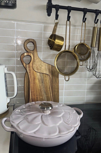Creuset floral cast iron - cast,