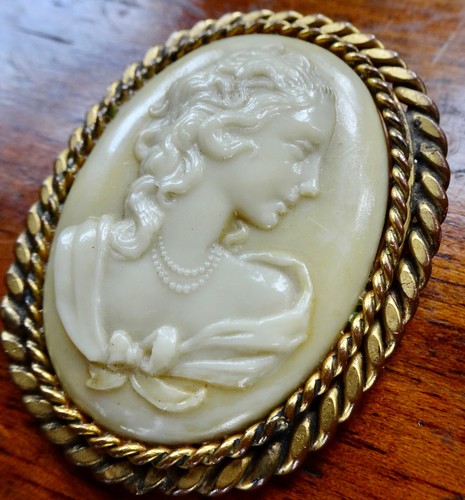 Antique art deco cream - , 2.2"