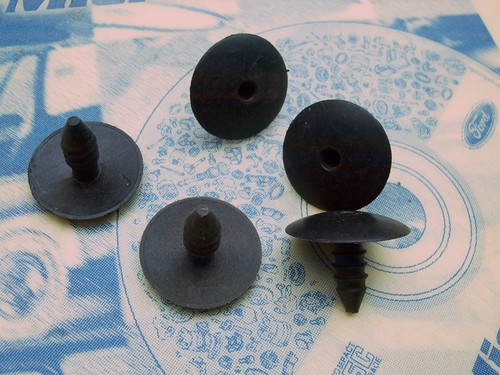 New genuine ford trim clips - 5,