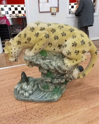 Leopard figure ready - ready, pounce