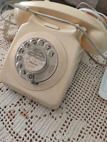 Dial telephone gpo 746 1970s - telephone,
