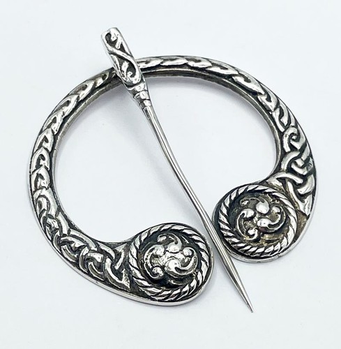 Pennanular silver brooch - silver,