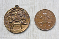 Bournemouth interest an unusual bronze WW1 'To Commemorate Peace' medallion 1919