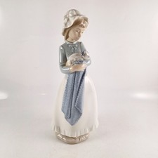 Nao Lladro "Sweet Girl"