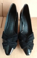 FOOTGLOVE SIZE 5.5 WIDER FIT BLACK SUEDE AND PATENT COURTS.    B196103025B2/54