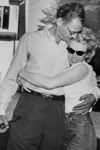 Marilyn monroe hugs - monroe,