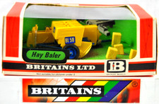 Near MINT 1:32 Britains FARM 9563 BAMFORD SQUARE HAY BALER w/ STRAW BALES & BOX